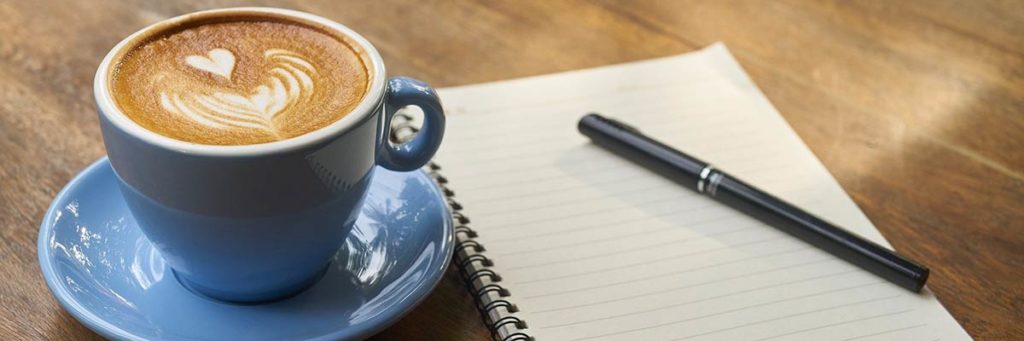 Kaffekopp, block och penna är en bra start på att förbereda sig inför och lyckas på en anställningsintervju