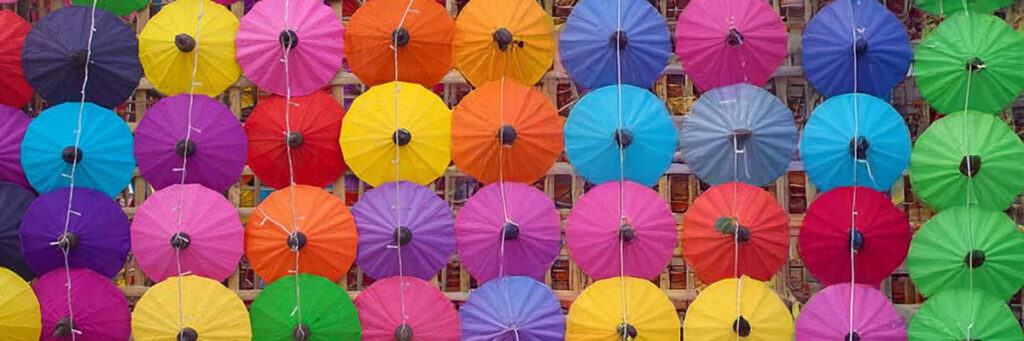 Bild med färgstarka paraplyer som illustrerar rekryteringstrenden Kvantifierad kompetens inkl Talent SCORE CARDS och bedömningsmatriser, som TNG tar upp i sin årliga trendspaning 2018.