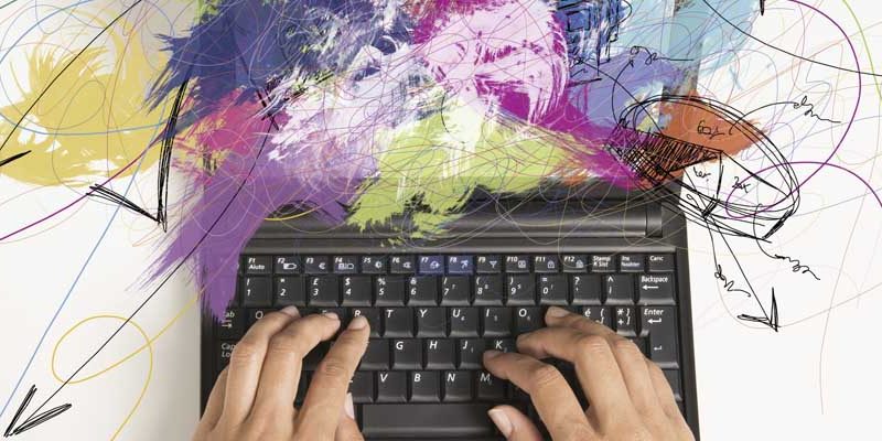 Händer på tangentbord framför färgglad dataskärm.
