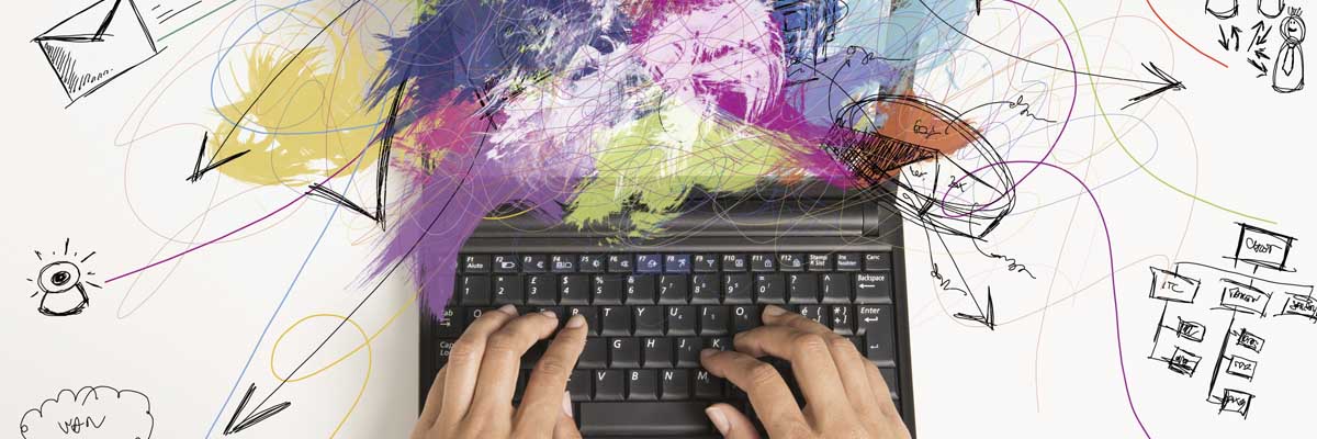 Händer på tangentbord framför färgglad dataskärm.