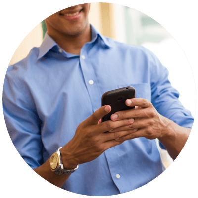 Trainee håller mobilen i handen - allt om traineejobb