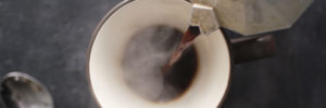 Översikt på en kaffekopp som fylls på med kaffe