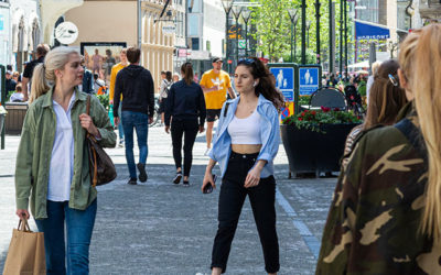 människor shoppar på stan detaljhandeln sverige