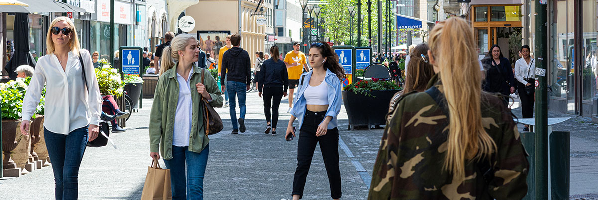 människor shoppar på stan detaljhandeln sverige