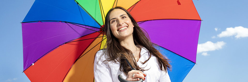 fördomsfri rekrytering glad kvinna färgglad paraply