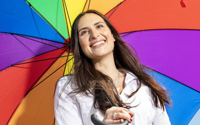 fördomsfri rekrytering glad kvinna färgglad paraply