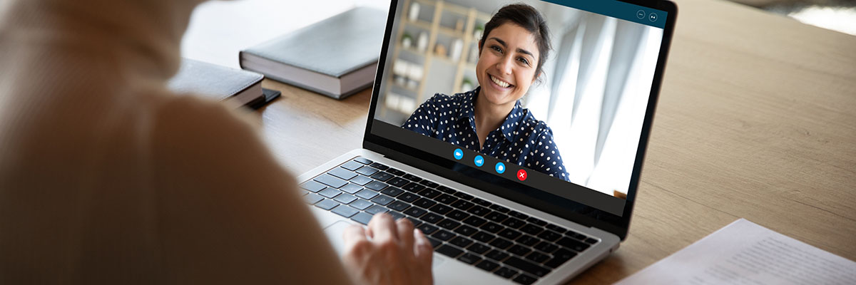Kvinna svarar på vanliga intervjufrågor under digital anställningsintervju