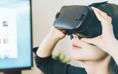 Tjej testar VR-headset vid datorn.