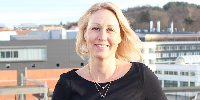 Annika Jepsson ny Operations Manager på TNG står ute på terassen på TNGs kontor i Stockholm.