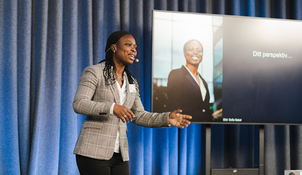 Foluke Ishola föreläser om mångfald och inkludering under konferensen "Kompetensförsörjning och inkludering - två sidor av samma mynt" 2022. 