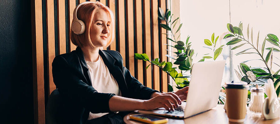 Hashtaggen "Lazy girl job" har fått stor genomslagskraft i sociala medier runt om i världen.