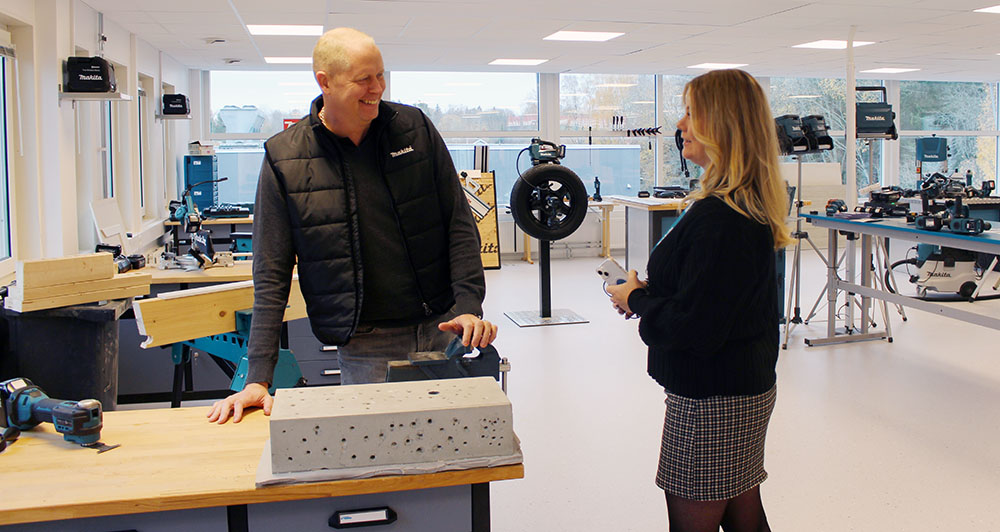 Mikael och Lotta i den del av showroomet där kunder har chans att testa produkterna live. 