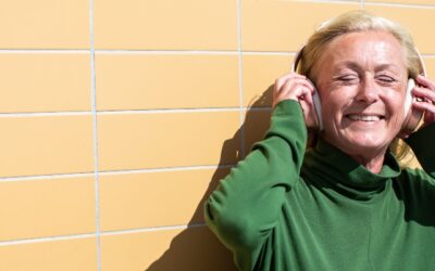 Chef som lyssnar på någon av alla sommarpoddar som TNG Lead tipsar om