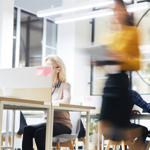 Job hugging handlar om att krampaktigt hålla fast vid ett jobb som man egentligen vuxit ur.