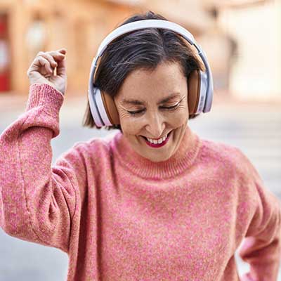 Techno-ageism kopplar antaganden om digital kompetens direkt till ålder och anser att äldre inte klarar ny teknik.