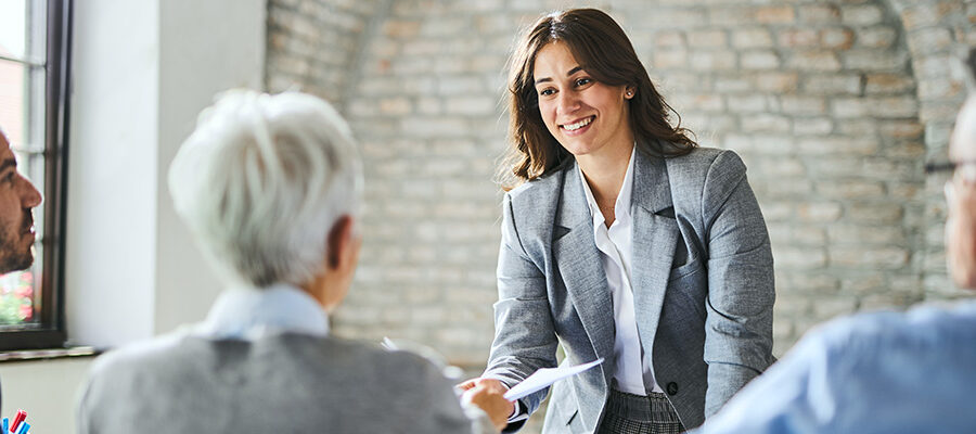 HR-chef presenterar för ledningsgrupp under strategiskt möte om framtidens HR-roller