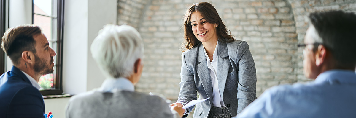 HR-chef presenterar för ledningsgrupp under strategiskt möte om framtidens HR-roller